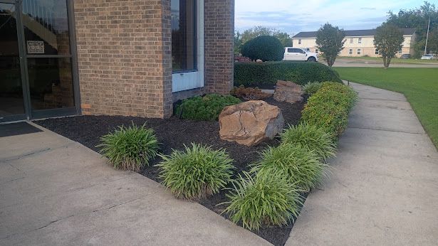 UNIVERSAL LAWNCARE gallery photo
