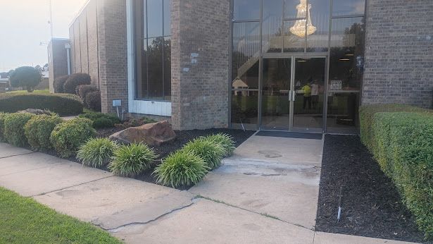 UNIVERSAL LAWNCARE gallery photo