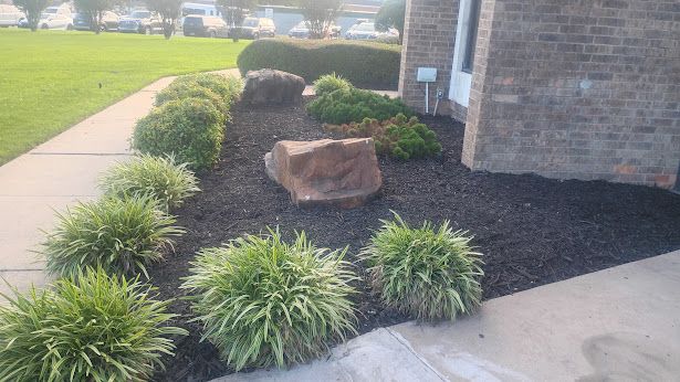 UNIVERSAL LAWNCARE gallery photo