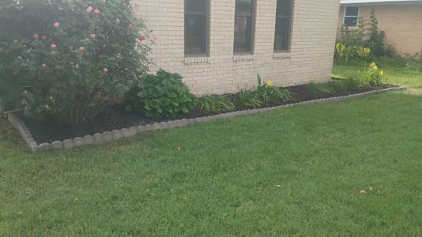 UNIVERSAL LAWNCARE gallery photo